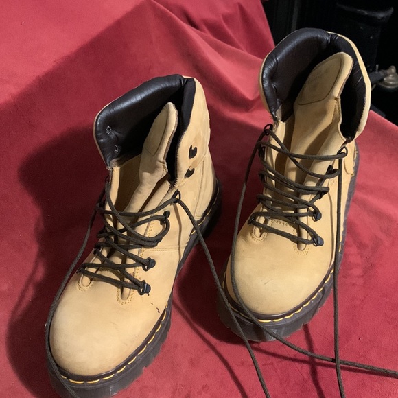 Practically new tan Doc Martens airwair size 8 men main image 4